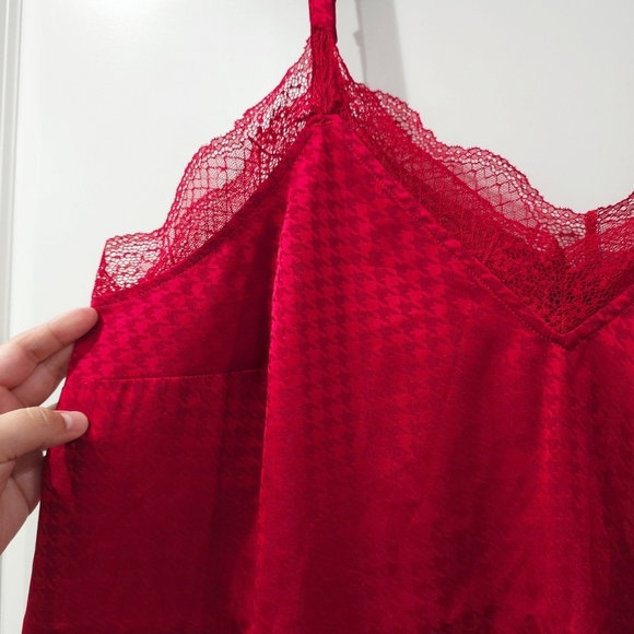 TORRID Red Satin Jacquard Houndstooth Lace Trim Cami, Like New, Size 1, 1X - Picture 4 of 14